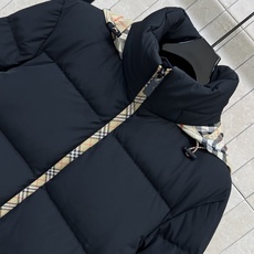 BUR家 25秋冬新款 立领连帽短款羽绒服 可隐藏连帽设计 非常经典又实穿的款 小立领短款夹克版型 上身更显时髦洋气 BUR家 25秋冬新款 立领连帽短款羽绒服 可隐藏连帽设计 非常经典又实穿的款 小立领短款夹克版型 上身更显时髦洋气