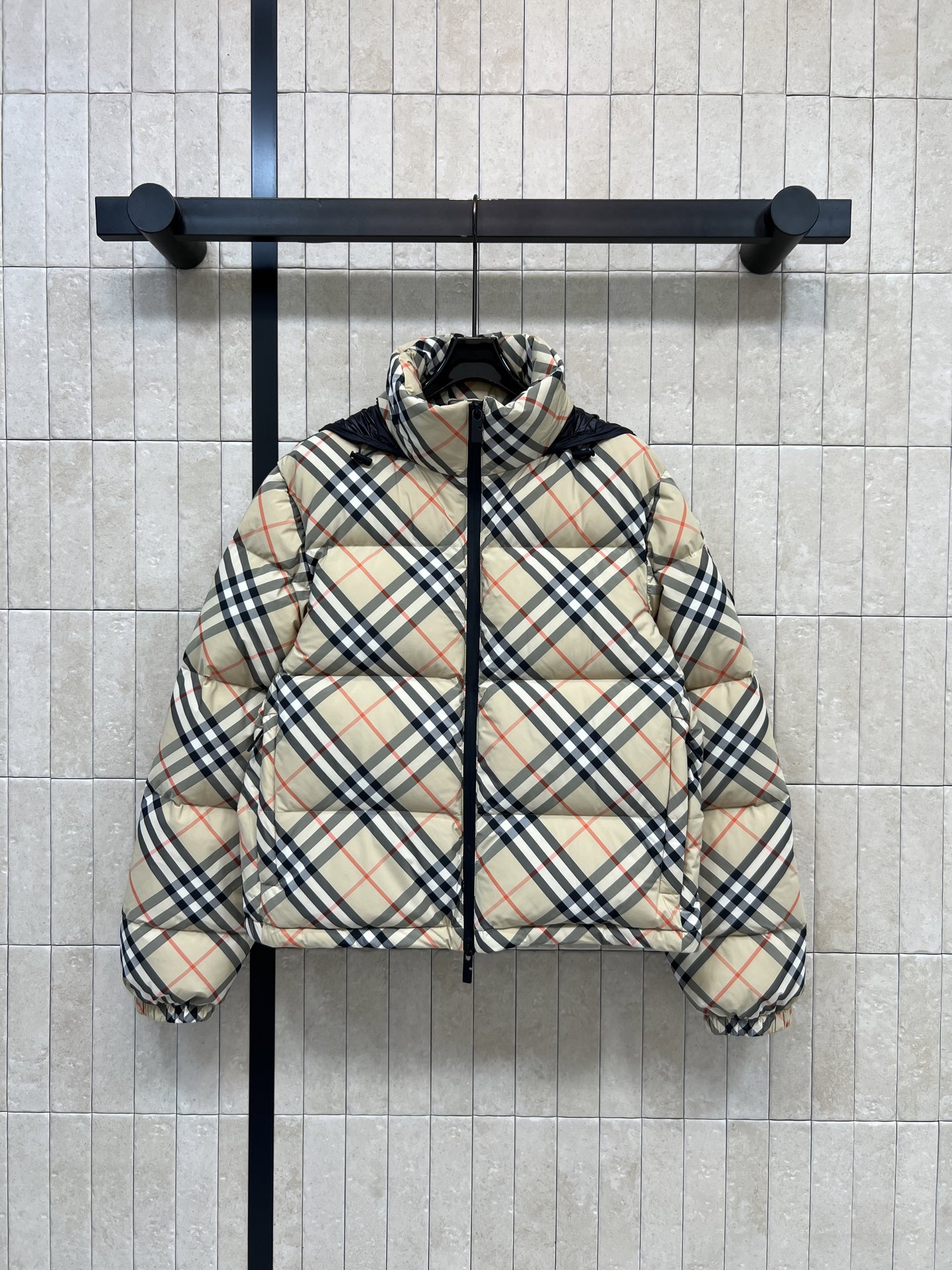 BUR家 26秋冬新款 格纹立领连帽羽绒服 蓬松饱满锁温90鹅绒填充 经典复古格纹棉质面料 辨识度拉满 立领设计防风护颈
