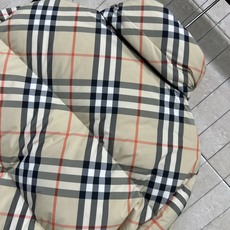 BUR家 26秋冬新款 格纹立领连帽羽绒服 蓬松饱满锁温90鹅绒填充 经典复古格纹棉质面料 辨识度拉满 立领设计防风护颈 BUR家 26秋冬新款 格纹立领连帽羽绒服 蓬松饱满锁温90鹅绒填充 经典复古格纹棉质面料 辨识度拉满 立领设计防风护颈