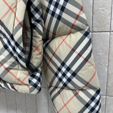 BUR家 26秋冬新款 格纹立领连帽羽绒服 蓬松饱满锁温90鹅绒填充 经典复古格纹棉质面料 辨识度拉满 立领设计防风护颈 BUR家 26秋冬新款 格纹立领连帽羽绒服 蓬松饱满锁温90鹅绒填充 经典复古格纹棉质面料 辨识度拉满 立领设计防风护颈