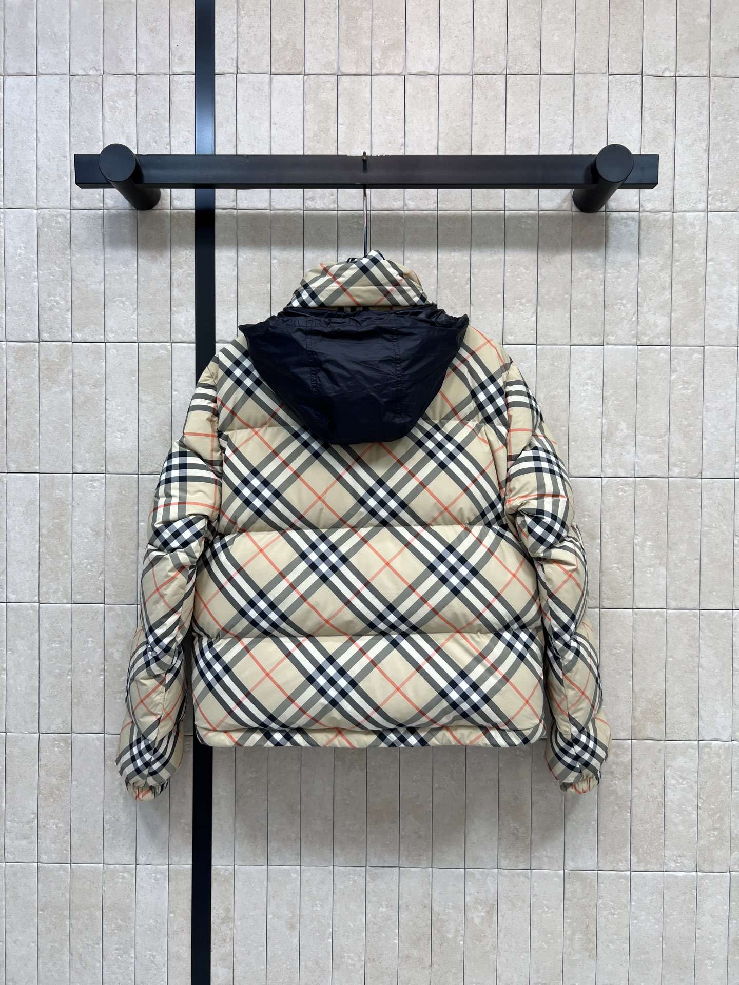 BUR家 26秋冬新款 格纹立领连帽羽绒服 蓬松饱满锁温90鹅绒填充 经典复古格纹棉质面料 辨识度拉满 立领设计防风护颈 BUR家 26秋冬新款 格纹立领连帽羽绒服 蓬松饱满锁温90鹅绒填充 经典复古格纹棉质面料 辨识度拉满 立领设计防风护颈