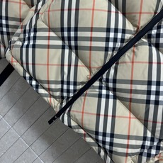 BUR家 26秋冬新款 格纹立领连帽羽绒服 蓬松饱满锁温90鹅绒填充 经典复古格纹棉质面料 辨识度拉满 立领设计防风护颈 BUR家 26秋冬新款 格纹立领连帽羽绒服 蓬松饱满锁温90鹅绒填充 经典复古格纹棉质面料 辨识度拉满 立领设计防风护颈