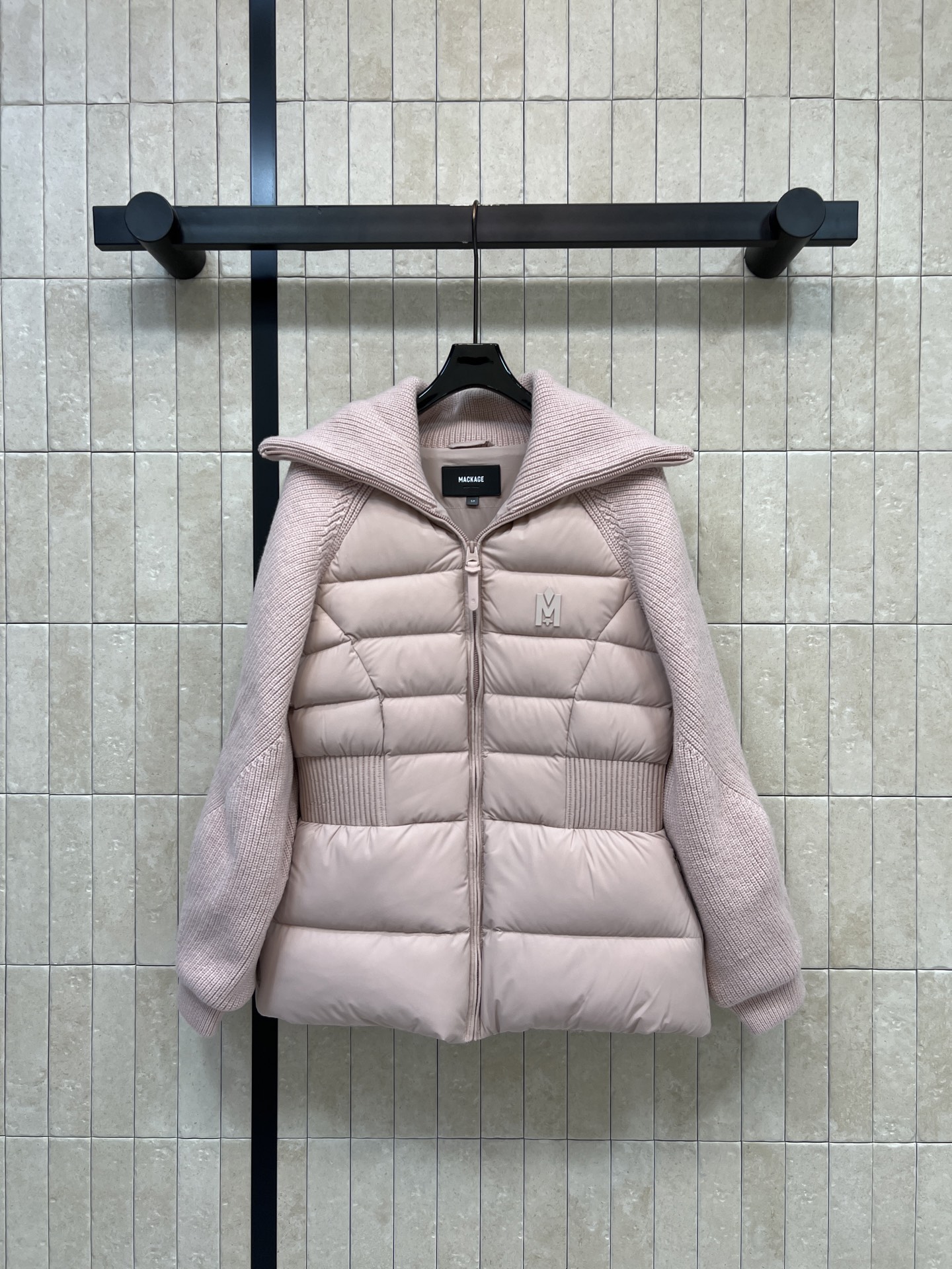 MKQ家 25秋冬新款 翻领针织拼接收腰羽绒服 领口针织罗纹大翻领 短款设计+腰部松紧 显身材比例 针织灯笼袖超包容手臂