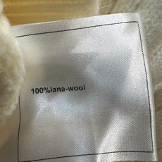 C家 26秋冬新款 撞色Polo领针织衫 软糯亲肤羊毛针织面料 细腻绞花纹理富有肌理感 撞色Polo翻领搭配金色排扣 门 C家 26秋冬新款 撞色Polo领针织衫 软糯亲肤羊毛针织面料 细腻绞花纹理富有肌理感 撞色Polo翻领搭配金色排扣 门