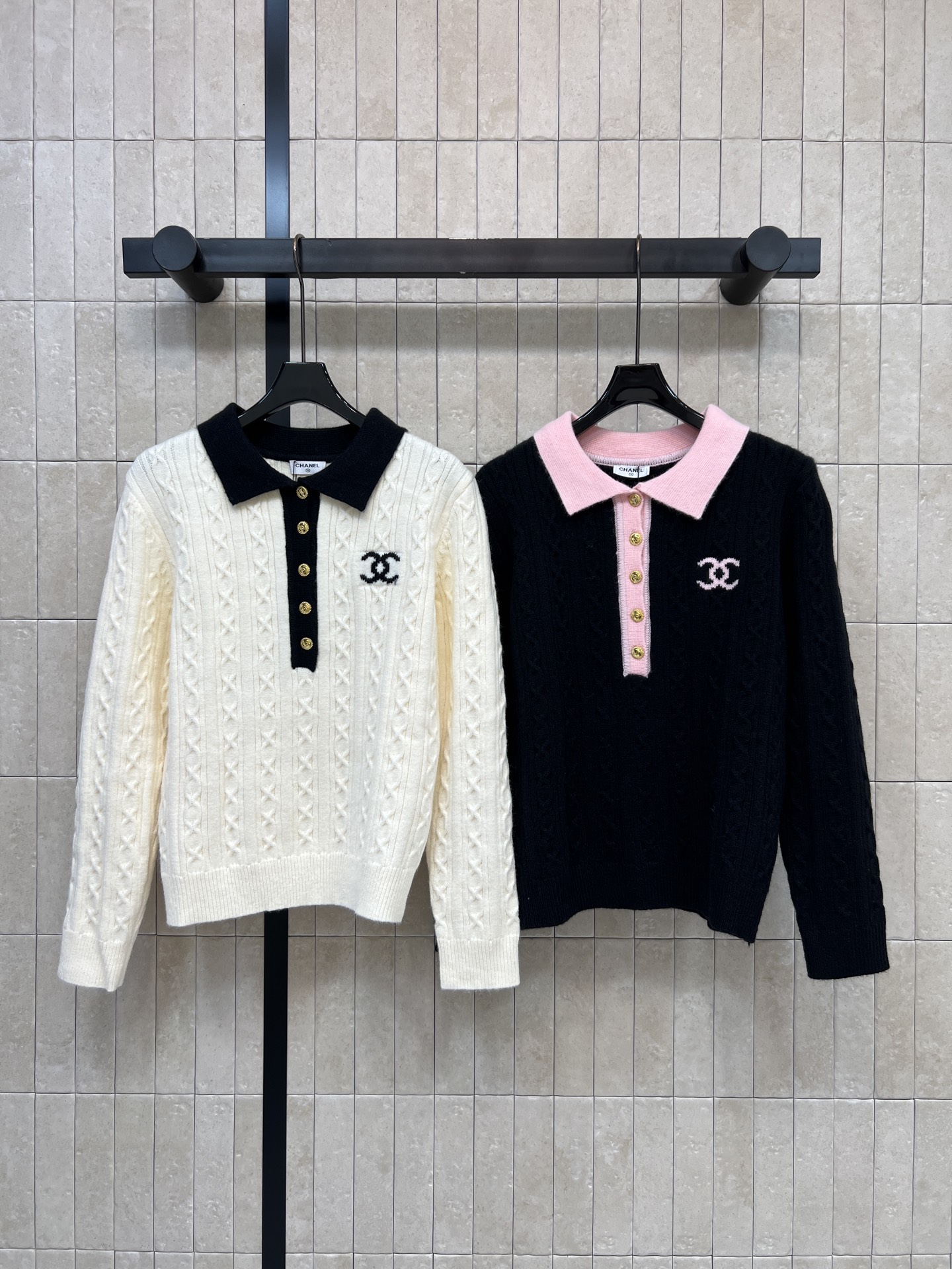 C家 26秋冬新款 撞色Polo领针织衫 软糯亲肤羊毛针织面料 细腻绞花纹理富有肌理感 撞色Polo翻领搭配金色排扣 门