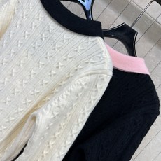 C家 26秋冬新款 撞色Polo领针织衫 软糯亲肤羊毛针织面料 细腻绞花纹理富有肌理感 撞色Polo翻领搭配金色排扣 门 C家 26秋冬新款 撞色Polo领针织衫 软糯亲肤羊毛针织面料 细腻绞花纹理富有肌理感 撞色Polo翻领搭配金色排扣 门
