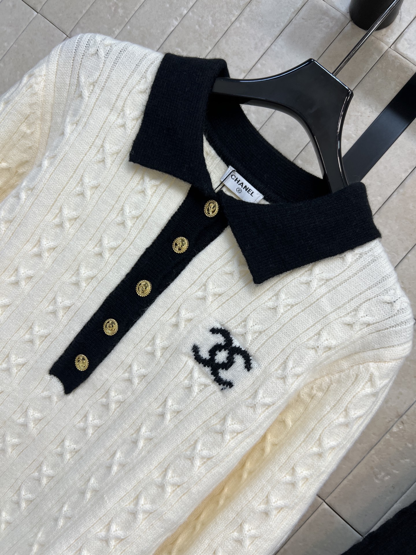 C家 26秋冬新款 撞色Polo领针织衫 软糯亲肤羊毛针织面料 细腻绞花纹理富有肌理感 撞色Polo翻领搭配金色排扣 门 C家 26秋冬新款 撞色Polo领针织衫 软糯亲肤羊毛针织面料 细腻绞花纹理富有肌理感 撞色Polo翻领搭配金色排扣 门