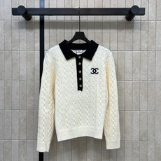 C家 26秋冬新款 撞色Polo领针织衫 软糯亲肤羊毛针织面料 细腻绞花纹理富有肌理感 撞色Polo翻领搭配金色排扣 门 C家 26秋冬新款 撞色Polo领针织衫 软糯亲肤羊毛针织面料 细腻绞花纹理富有肌理感 撞色Polo翻领搭配金色排扣 门