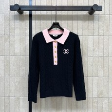 C家 26秋冬新款 撞色Polo领针织衫 软糯亲肤羊毛针织面料 细腻绞花纹理富有肌理感 撞色Polo翻领搭配金色排扣 门 C家 26秋冬新款 撞色Polo领针织衫 软糯亲肤羊毛针织面料 细腻绞花纹理富有肌理感 撞色Polo翻领搭配金色排扣 门