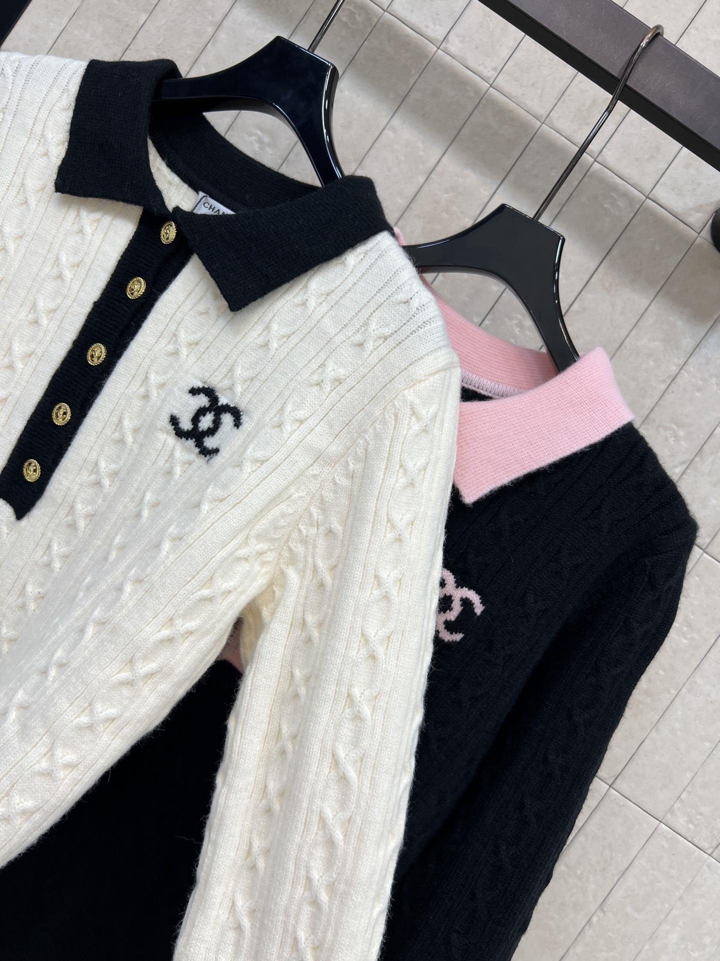 C家 26秋冬新款 撞色Polo领针织衫 软糯亲肤羊毛针织面料 细腻绞花纹理富有肌理感 撞色Polo翻领搭配金色排扣 门 C家 26秋冬新款 撞色Polo领针织衫 软糯亲肤羊毛针织面料 细腻绞花纹理富有肌理感 撞色Polo翻领搭配金色排扣 门