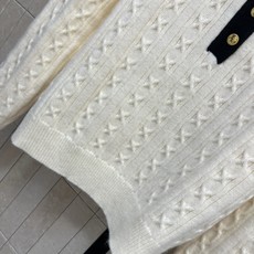 C家 26秋冬新款 撞色Polo领针织衫 软糯亲肤羊毛针织面料 细腻绞花纹理富有肌理感 撞色Polo翻领搭配金色排扣 门 C家 26秋冬新款 撞色Polo领针织衫 软糯亲肤羊毛针织面料 细腻绞花纹理富有肌理感 撞色Polo翻领搭配金色排扣 门