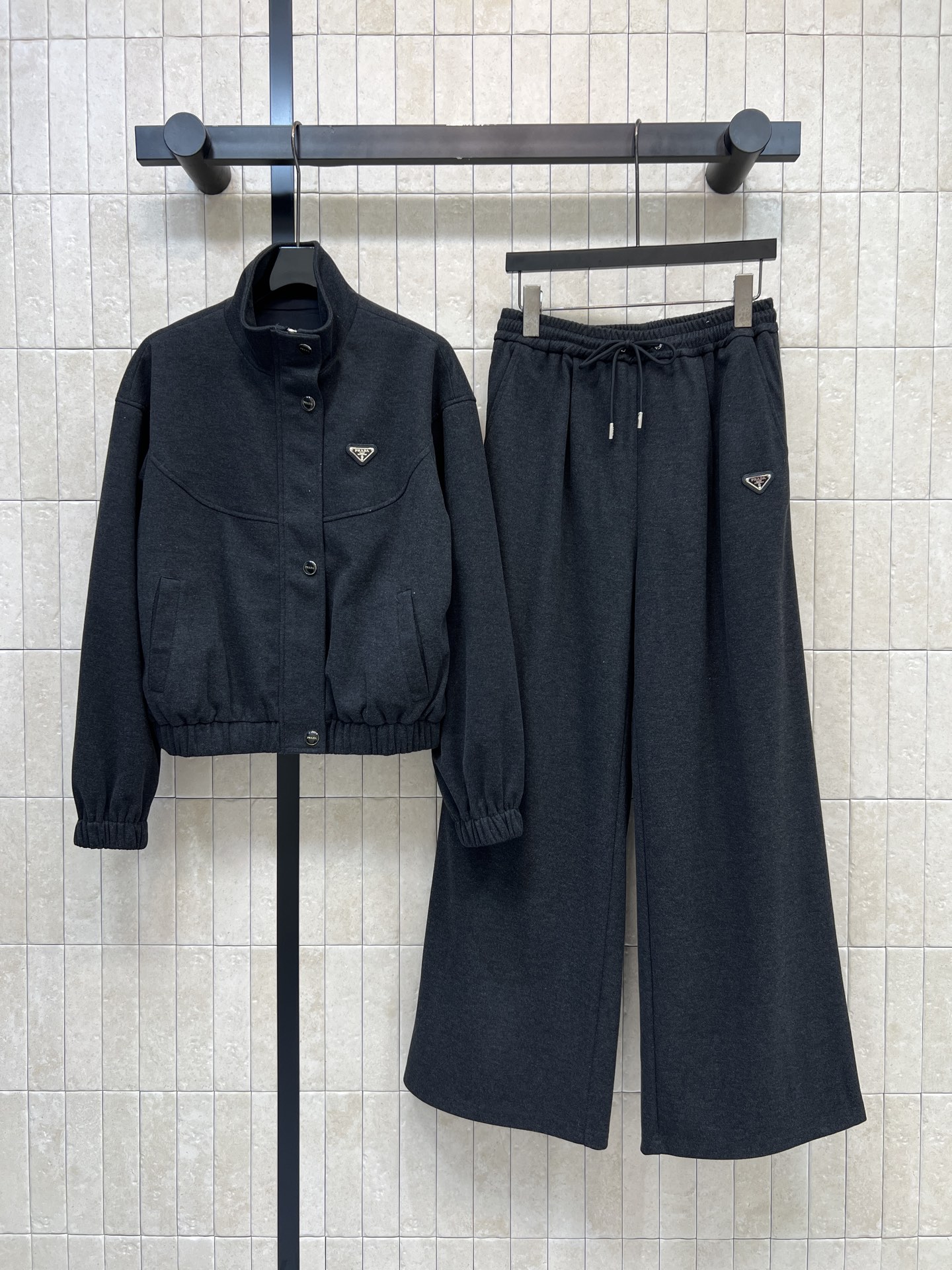 PD家 26秋冬新款 立领三角标套装 立领夹克外套+高腰长裤 厚实软糯面料 触感柔和 夹克按扣+拉链 开合搭配束口下摆 