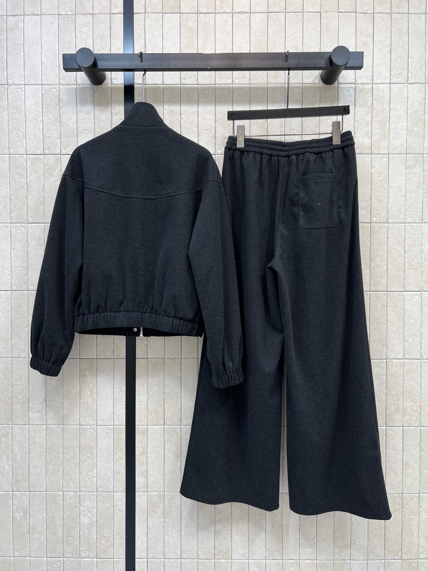 PD家 26秋冬新款 立领三角标套装 立领夹克外套+高腰长裤 厚实软糯面料 触感柔和 夹克按扣+拉链 开合搭配束口下摆 