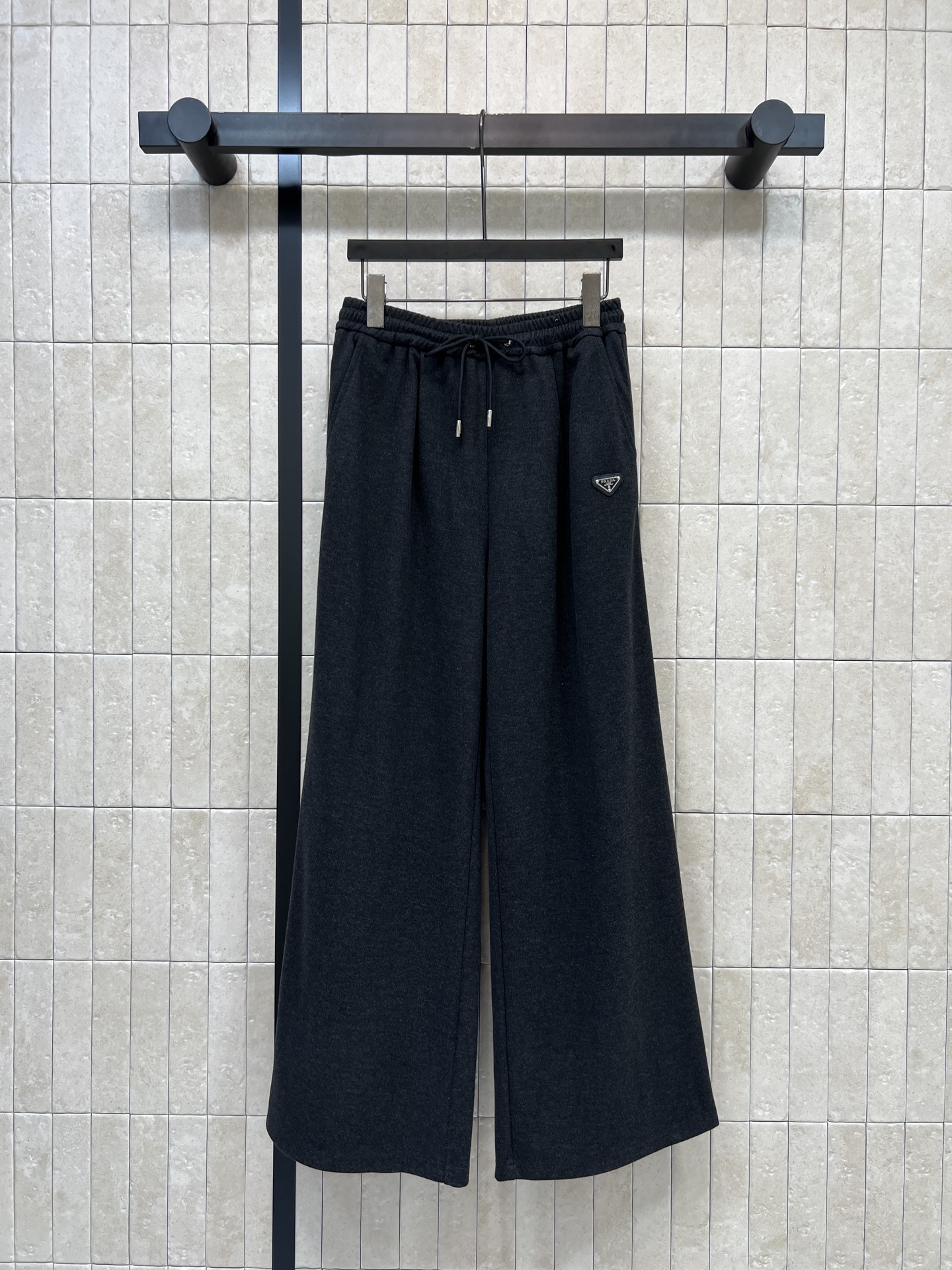 PD家 26秋冬新款 立领三角标套装 立领夹克外套+高腰长裤 厚实软糯面料 触感柔和 夹克按扣+拉链 开合搭配束口下摆 