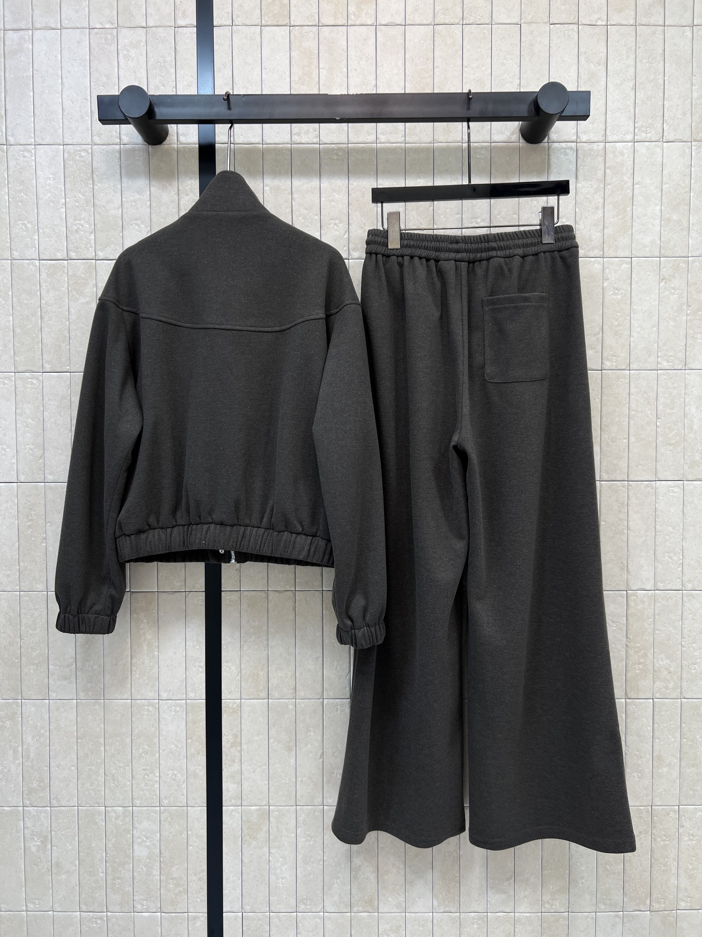 PD家 26秋冬新款 立领三角标套装 立领夹克外套+高腰长裤 厚实软糯面料 触感柔和 夹克按扣+拉链 开合搭配束口下摆 