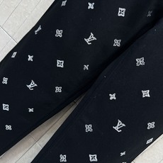 L家 26秋冬新款 烫钻黑色阔腿牛仔裤 挺括黑色牛仔面料 扎实有型不易软塌 裤身满幅精致老花烫钻 在黑底衬托下闪而不张扬 L家 26秋冬新款 烫钻黑色阔腿牛仔裤 挺括黑色牛仔面料 扎实有型不易软塌 裤身满幅精致老花烫钻 在黑底衬托下闪而不张扬