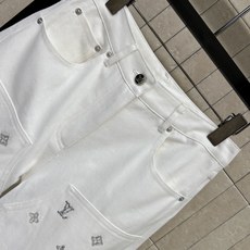 L家 26秋冬新款 烫钻白色阔腿牛仔裤 挺括白色牛仔面料 垂感佳不易皱 前幅裤身点缀精致老花烫钻 星光闪感 打破纯白单调 L家 26秋冬新款 烫钻白色阔腿牛仔裤 挺括白色牛仔面料 垂感佳不易皱 前幅裤身点缀精致老花烫钻 星光闪感 打破纯白单调