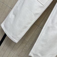 L家 26秋冬新款 烫钻白色阔腿牛仔裤 挺括白色牛仔面料 垂感佳不易皱 前幅裤身点缀精致老花烫钻 星光闪感 打破纯白单调 L家 26秋冬新款 烫钻白色阔腿牛仔裤 挺括白色牛仔面料 垂感佳不易皱 前幅裤身点缀精致老花烫钻 星光闪感 打破纯白单调