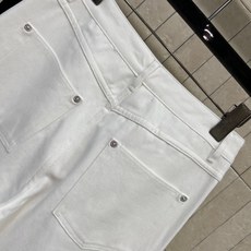 L家 26秋冬新款 烫钻白色阔腿牛仔裤 挺括白色牛仔面料 垂感佳不易皱 前幅裤身点缀精致老花烫钻 星光闪感 打破纯白单调 L家 26秋冬新款 烫钻白色阔腿牛仔裤 挺括白色牛仔面料 垂感佳不易皱 前幅裤身点缀精致老花烫钻 星光闪感 打破纯白单调