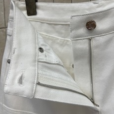 L家 26秋冬新款 烫钻白色阔腿牛仔裤 挺括白色牛仔面料 垂感佳不易皱 前幅裤身点缀精致老花烫钻 星光闪感 打破纯白单调 L家 26秋冬新款 烫钻白色阔腿牛仔裤 挺括白色牛仔面料 垂感佳不易皱 前幅裤身点缀精致老花烫钻 星光闪感 打破纯白单调