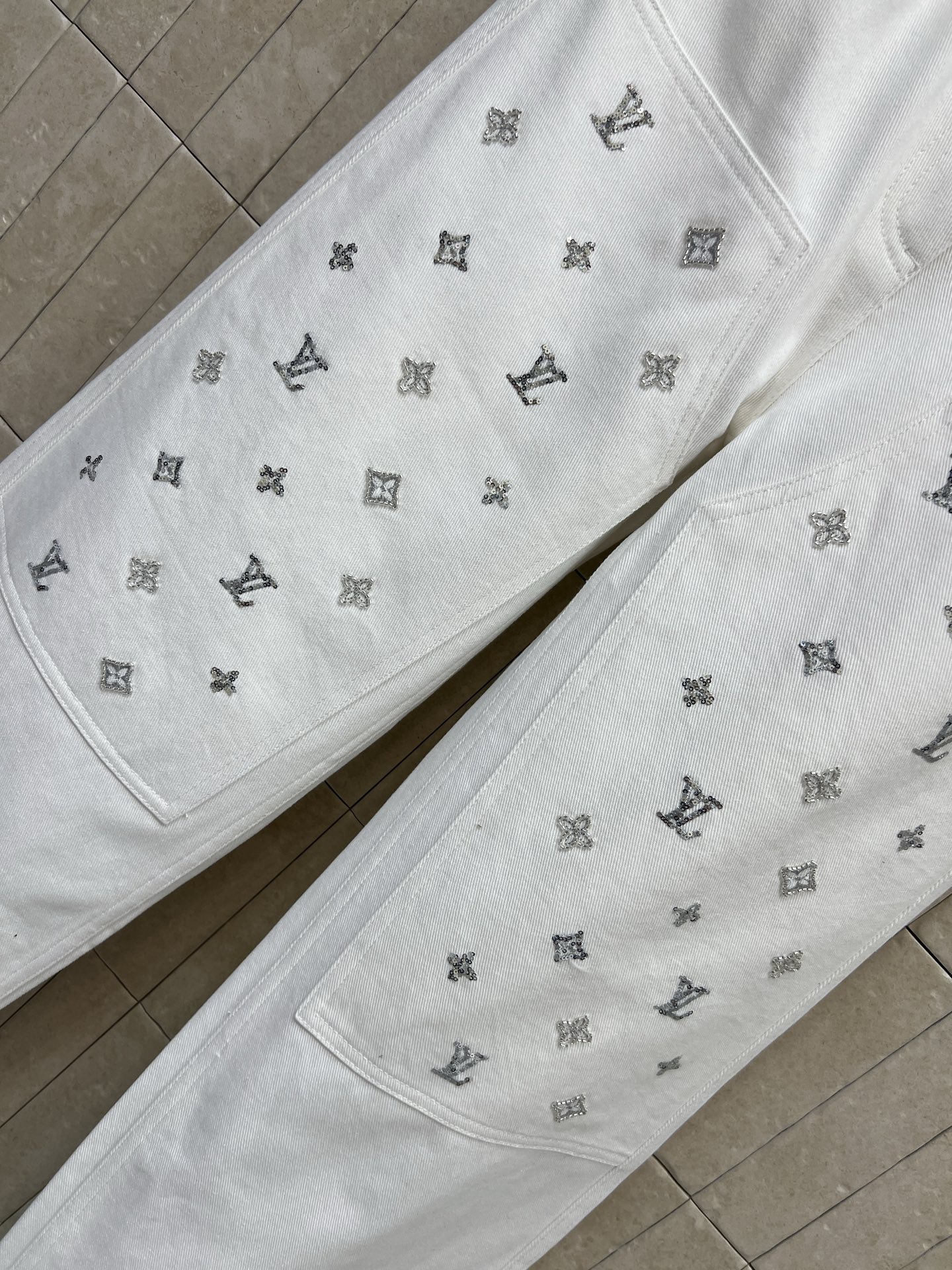 L家 26秋冬新款 烫钻白色阔腿牛仔裤 挺括白色牛仔面料 垂感佳不易皱 前幅裤身点缀精致老花烫钻 星光闪感 打破纯白单调 L家 26秋冬新款 烫钻白色阔腿牛仔裤 挺括白色牛仔面料 垂感佳不易皱 前幅裤身点缀精致老花烫钻 星光闪感 打破纯白单调