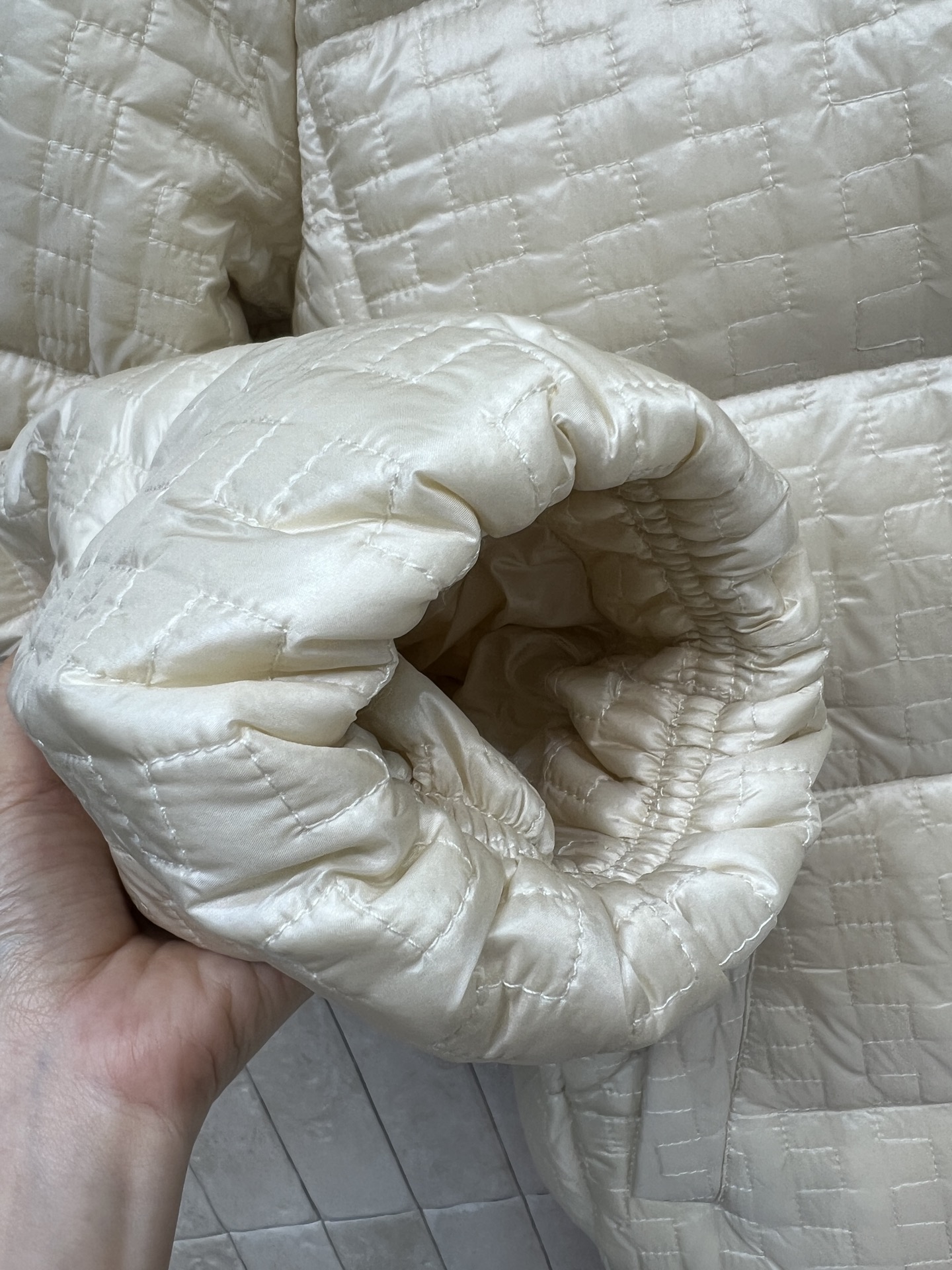 MO家 26秋冬新款 连帽格纹羽绒服 可拆卸帽子 一衣两穿随心切换 方格压纹工艺 90鹅绒填充 锁绒稳固不易跑绒 饱满蓬