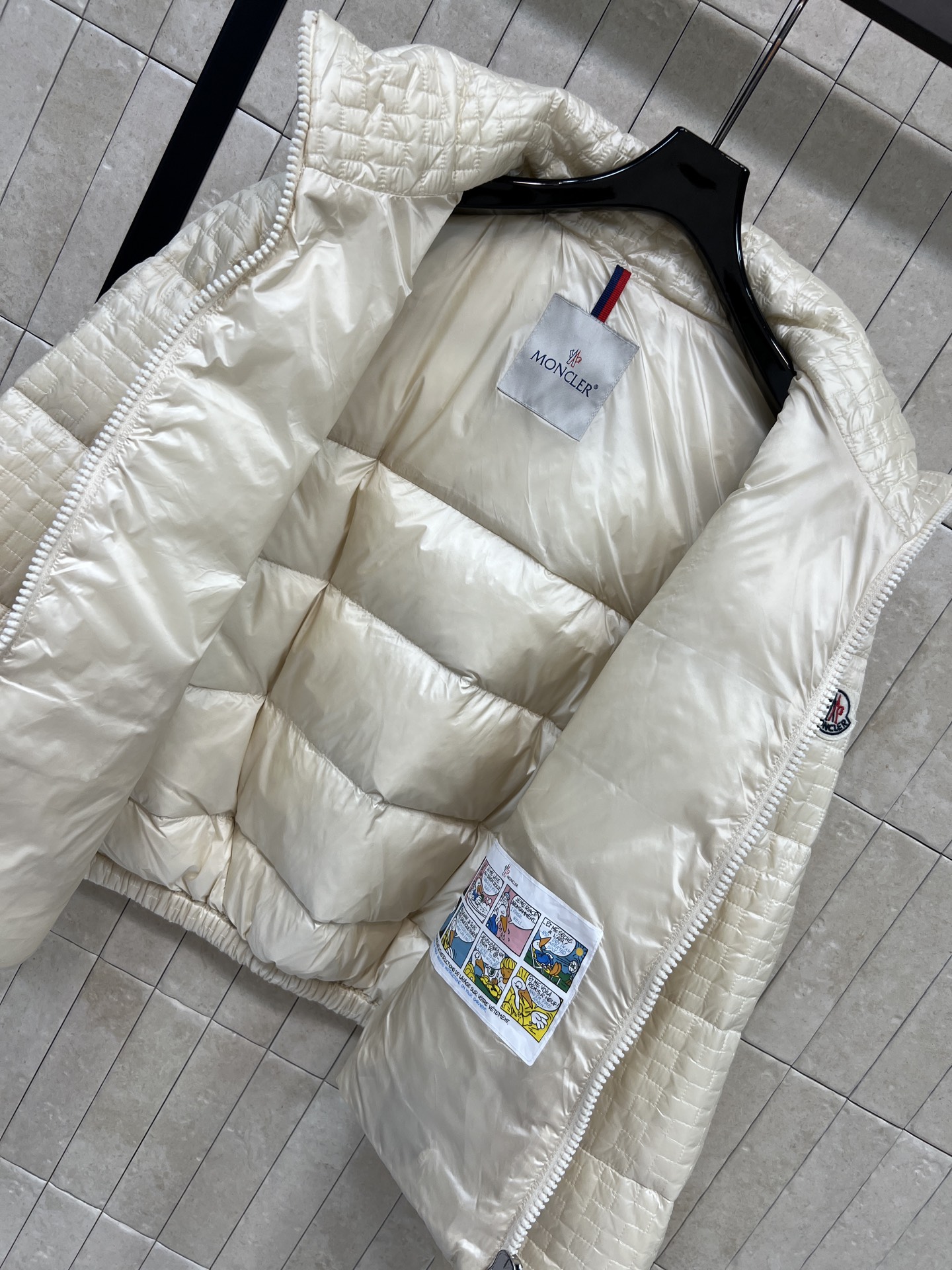 MO家 26秋冬新款 连帽格纹羽绒服 可拆卸帽子 一衣两穿随心切换 方格压纹工艺 90鹅绒填充 锁绒稳固不易跑绒 饱满蓬