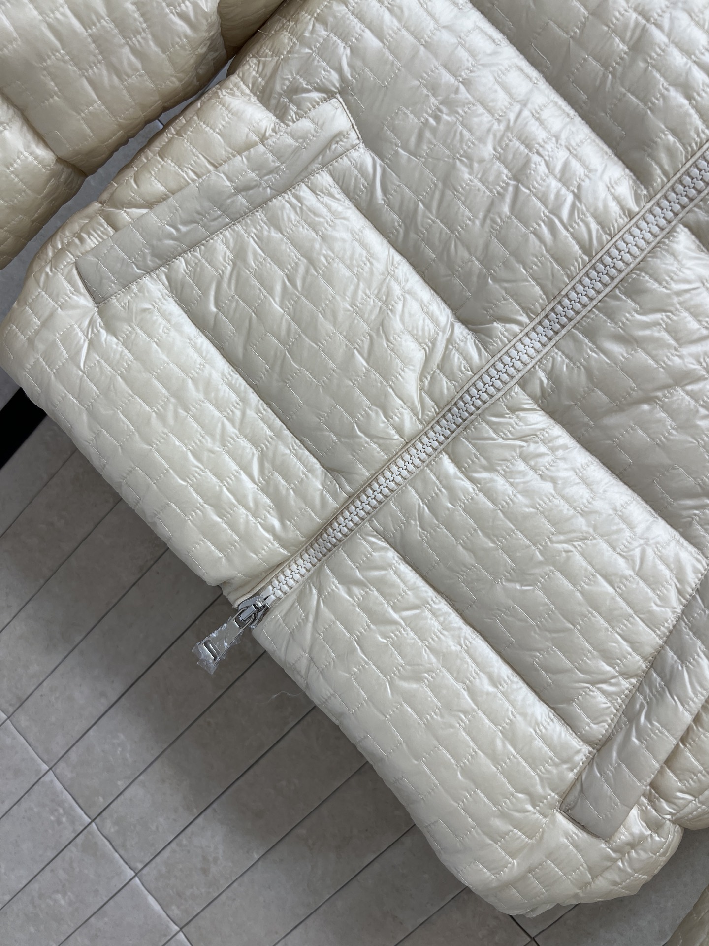 MO家 26秋冬新款 连帽格纹羽绒服 可拆卸帽子 一衣两穿随心切换 方格压纹工艺 90鹅绒填充 锁绒稳固不易跑绒 饱满蓬