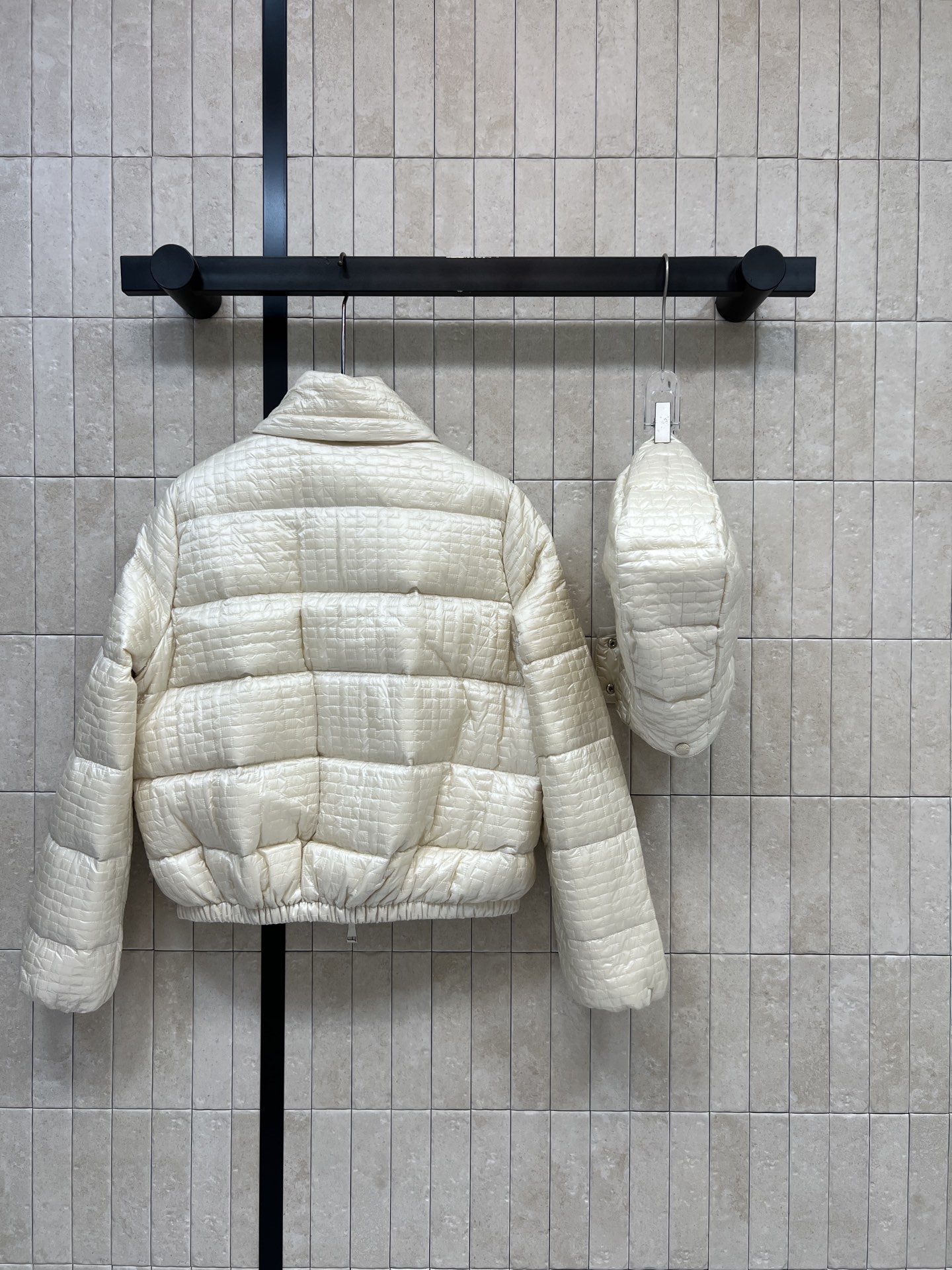 MO家 26秋冬新款 连帽格纹羽绒服 可拆卸帽子 一衣两穿随心切换 方格压纹工艺 90鹅绒填充 锁绒稳固不易跑绒 饱满蓬