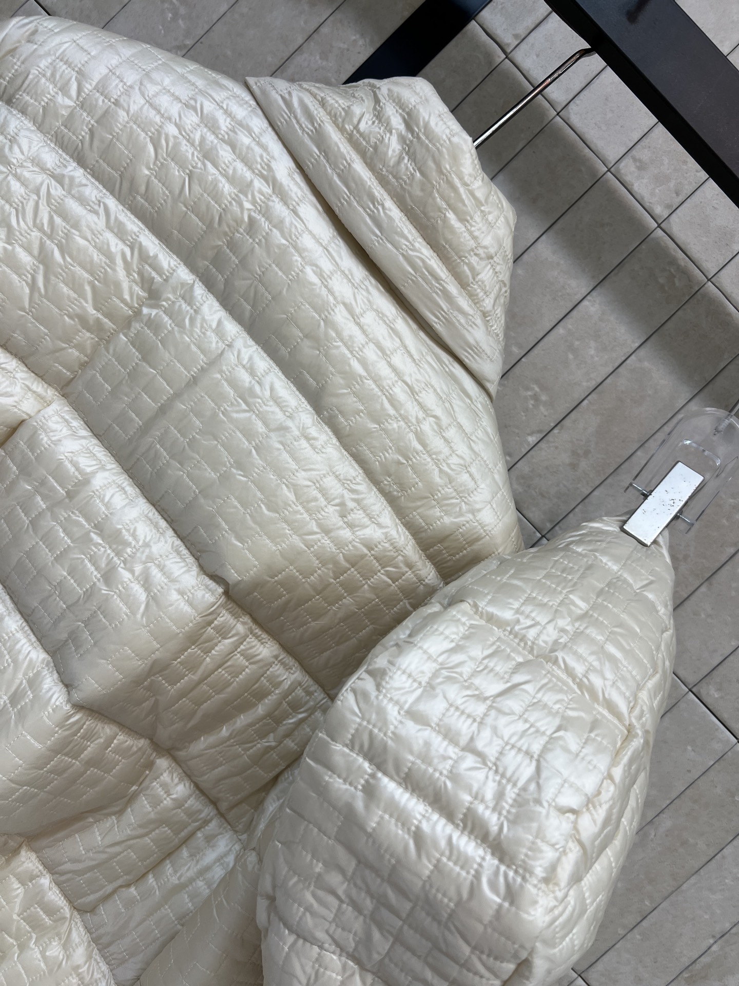 MO家 26秋冬新款 连帽格纹羽绒服 可拆卸帽子 一衣两穿随心切换 方格压纹工艺 90鹅绒填充 锁绒稳固不易跑绒 饱满蓬