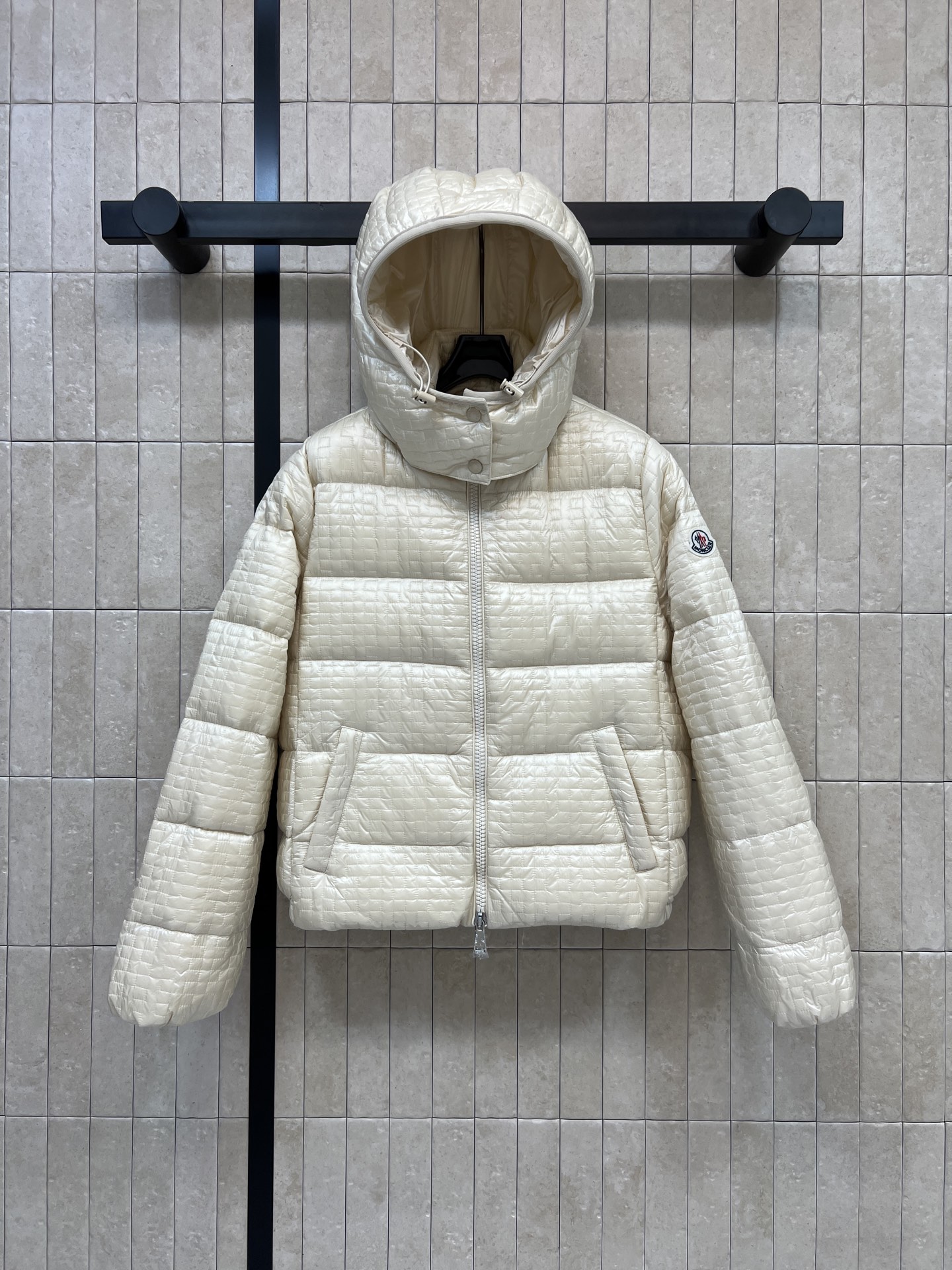 MO家 26秋冬新款 连帽格纹羽绒服 可拆卸帽子 一衣两穿随心切换 方格压纹工艺 90鹅绒填充 锁绒稳固不易跑绒 饱满蓬