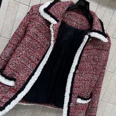 C家 26秋冬新款 撞色毛边小香外套 氛围感红调粗花呢面料 肌理感满满 别致翻领设计 门襟 口袋 袖口搭配黑白撞色毛边 C家 26秋冬新款 撞色毛边小香外套 氛围感红调粗花呢面料 肌理感满满 别致翻领设计 门襟 口袋 袖口搭配黑白撞色毛边