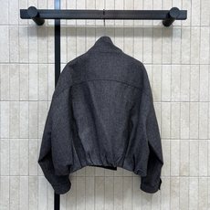 LW家 26秋冬新款 立领羊毛短款外套 含60羊毛面料 自带细腻肌理感 质感高级 高立领设计兼具造型感与保暖性 斜排扣设 LW家 26秋冬新款 立领羊毛短款外套 含60羊毛面料 自带细腻肌理感 质感高级 高立领设计兼具造型感与保暖性 斜排扣设