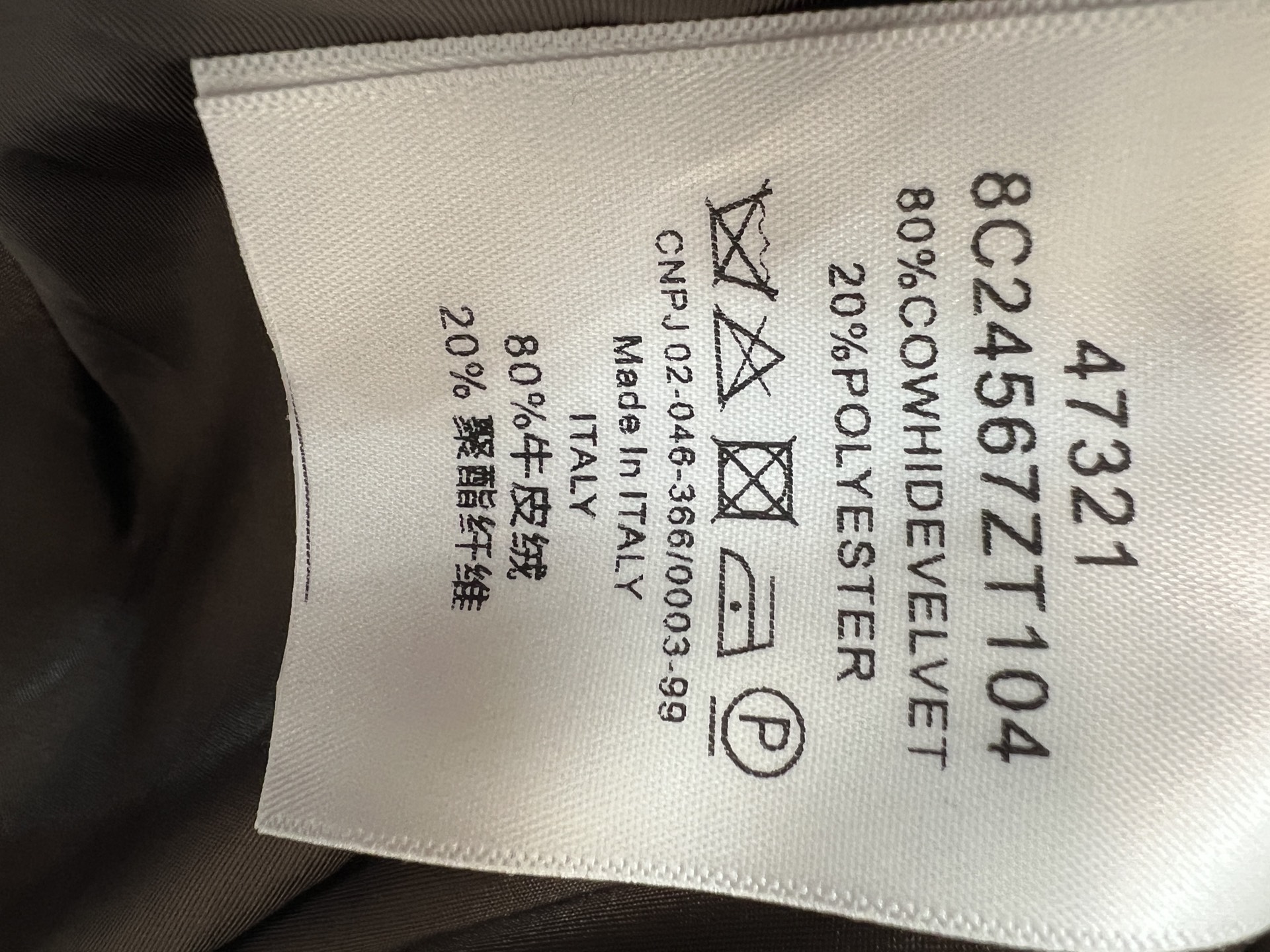 LW家 26秋冬新款 牛皮绒立领短款外套 牛皮绒面料触感细腻温润斜襟搭配皮扣设计 独特吸睛 袖口撞色翻边 与口袋侧边撞色