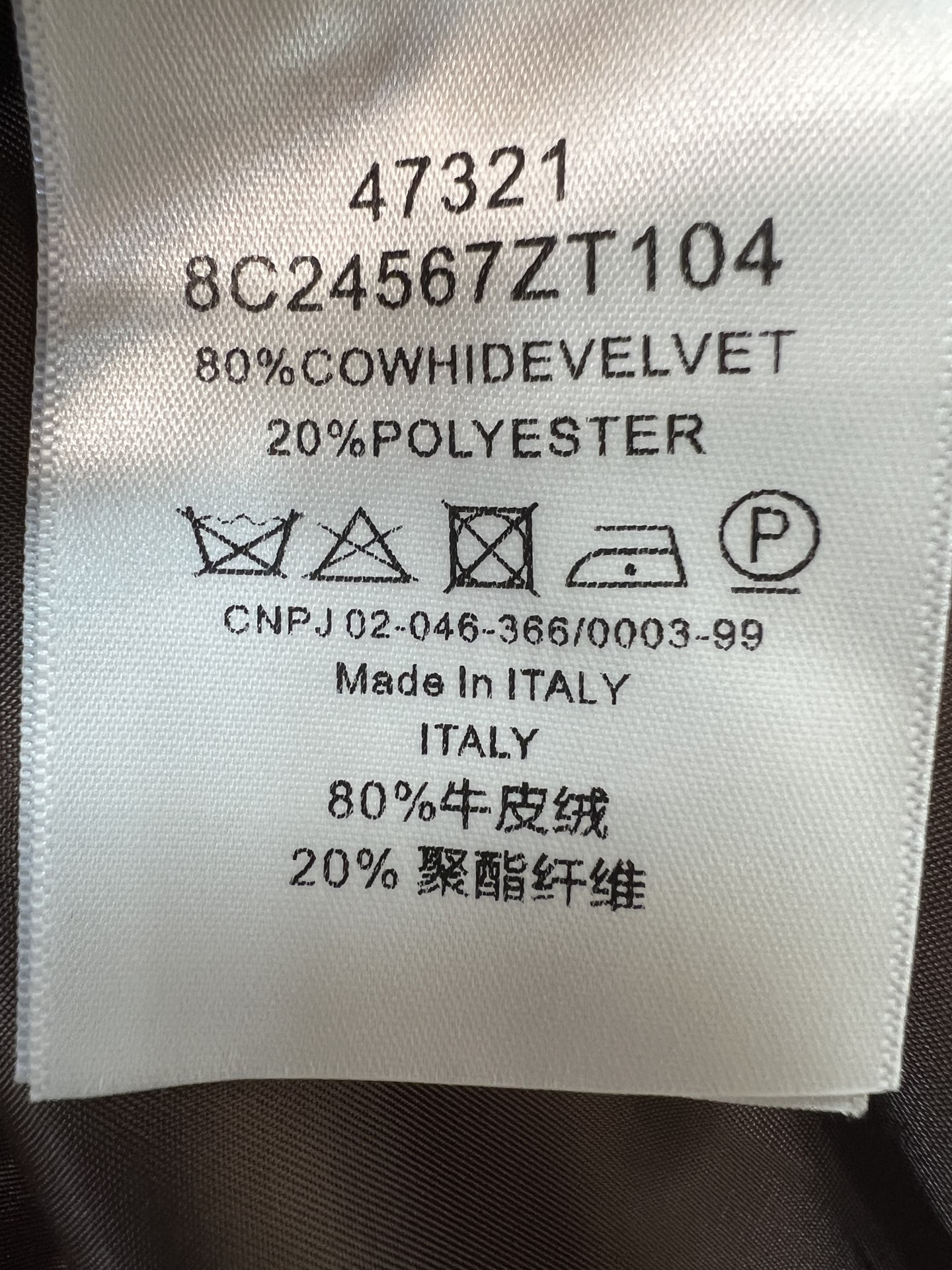 LW家 26秋冬新款 牛皮绒短裤外套 牛皮绒面料触感细腻高级 短款剪裁拉高腰线 格纹压纹拼接领是整件的亮点 和衣身形成材 LW家 26秋冬新款 牛皮绒短裤外套 牛皮绒面料触感细腻高级 短款剪裁拉高腰线 格纹压纹拼接领是整件的亮点 和衣身形成材