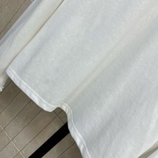 D家 26秋冬新款 木耳边圆领长袖上衣 棉质面料 亲肤舒适 领口与袖口搭配精致木耳边设计 增添柔美感 小巧金属作为细节亮 D家 26秋冬新款 木耳边圆领长袖上衣 棉质面料 亲肤舒适 领口与袖口搭配精致木耳边设计 增添柔美感 小巧金属作为细节亮