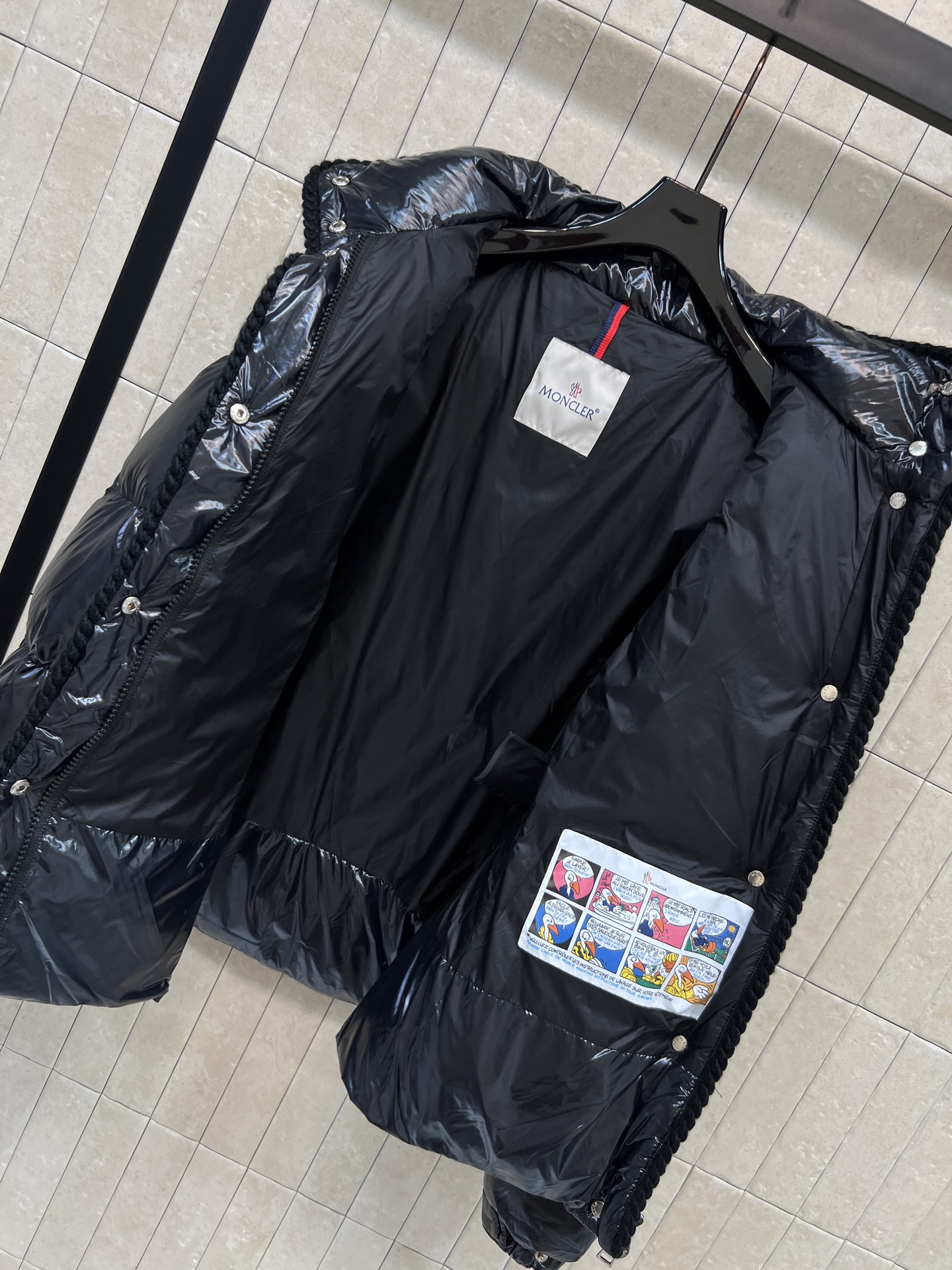 MO家 26秋冬新款 连帽亮面羽绒外套 亮面质感面料 自带光泽感 90白鹅绒蓬松填充 保暖不臃肿 帽子可拆卸 一衣两穿 