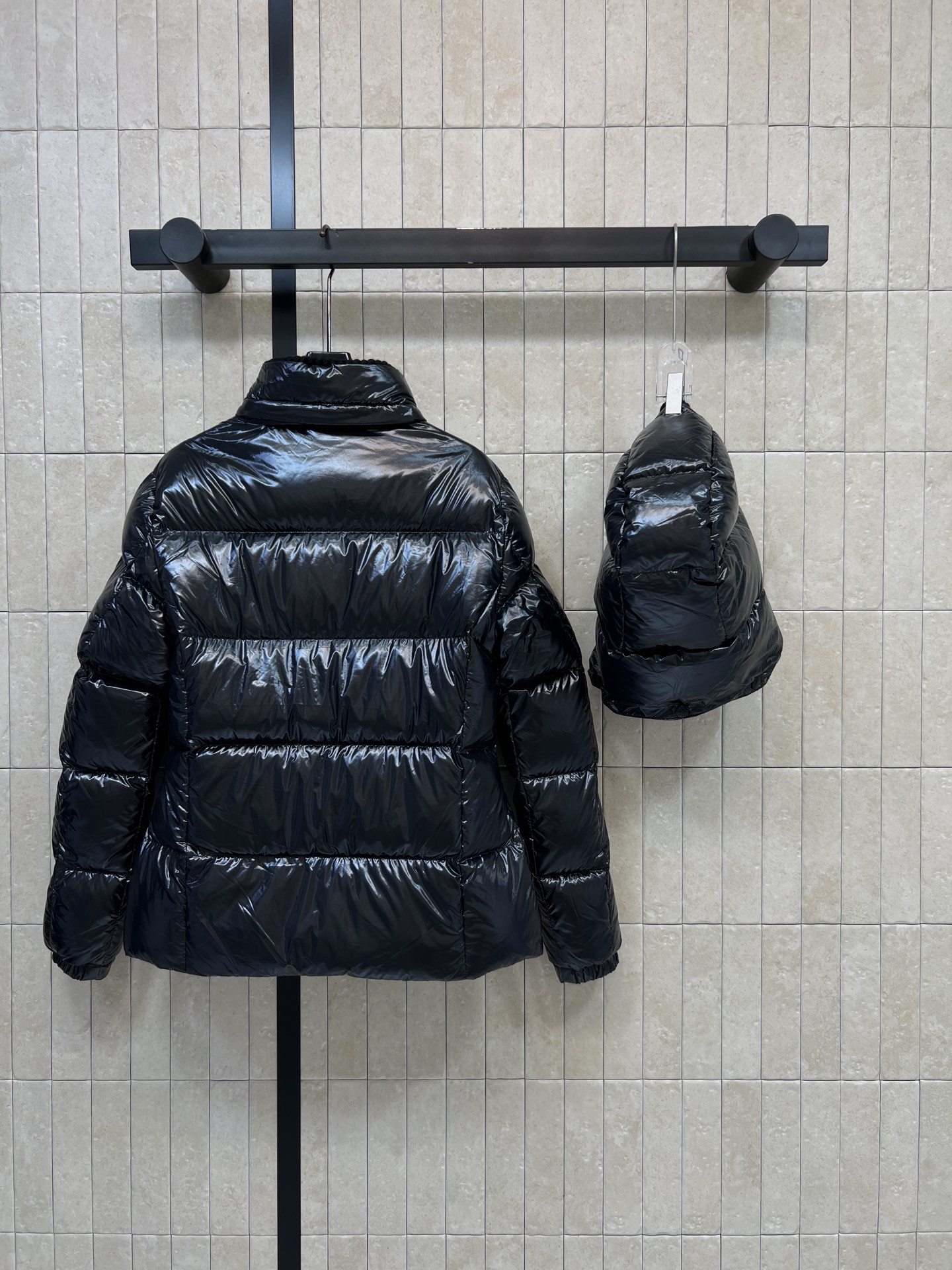 MO家 26秋冬新款 连帽亮面羽绒外套 亮面质感面料 自带光泽感 90白鹅绒蓬松填充 保暖不臃肿 帽子可拆卸 一衣两穿 