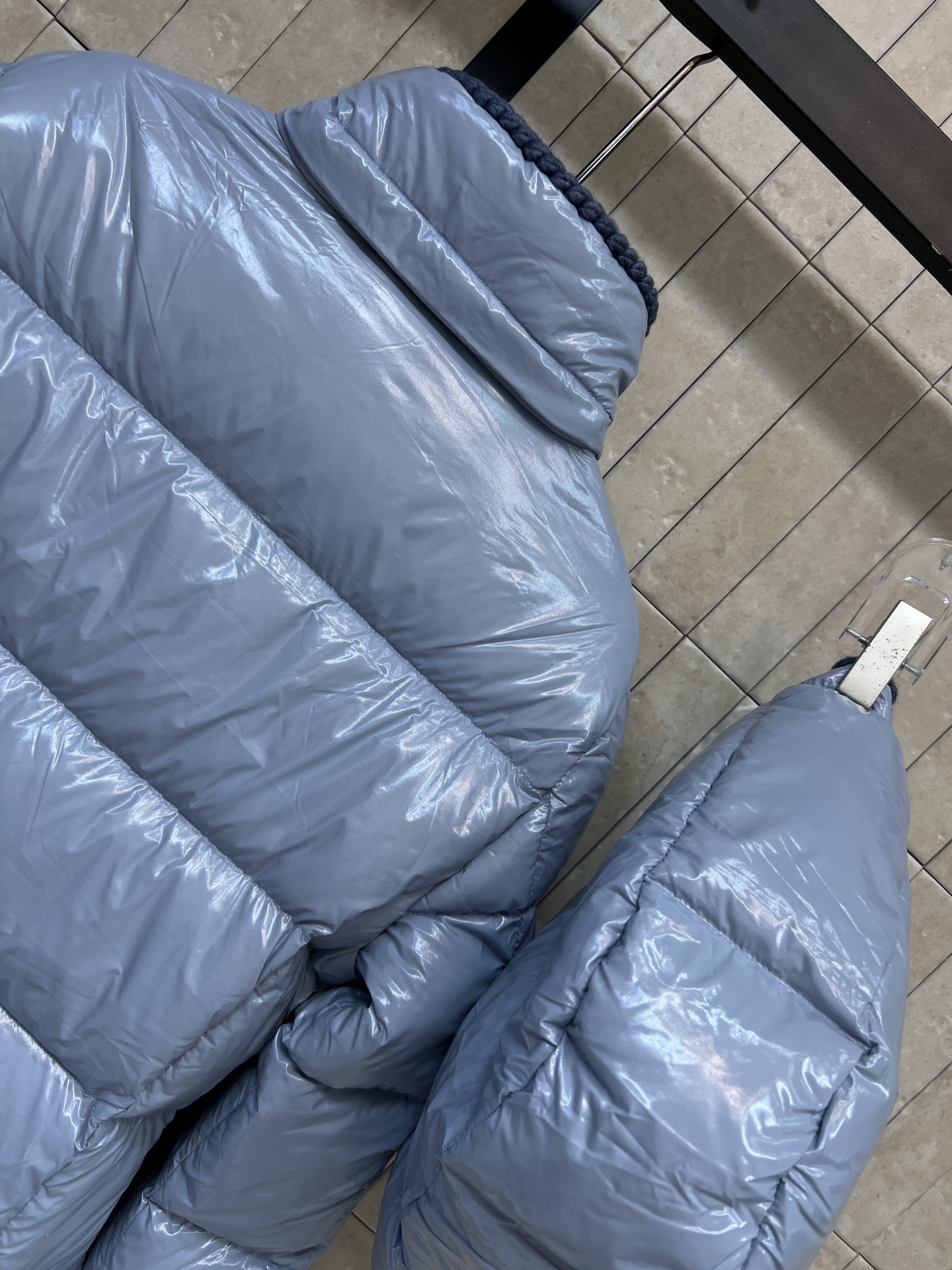 MO家 26秋冬新款 连帽亮面羽绒外套 亮面质感面料 自带光泽感 90白鹅绒蓬松填充 保暖不臃肿 帽子可拆卸 一衣两穿 