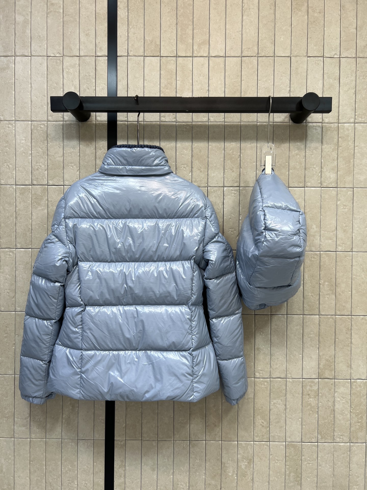 MO家 26秋冬新款 连帽亮面羽绒外套 亮面质感面料 自带光泽感 90白鹅绒蓬松填充 保暖不臃肿 帽子可拆卸 一衣两穿 