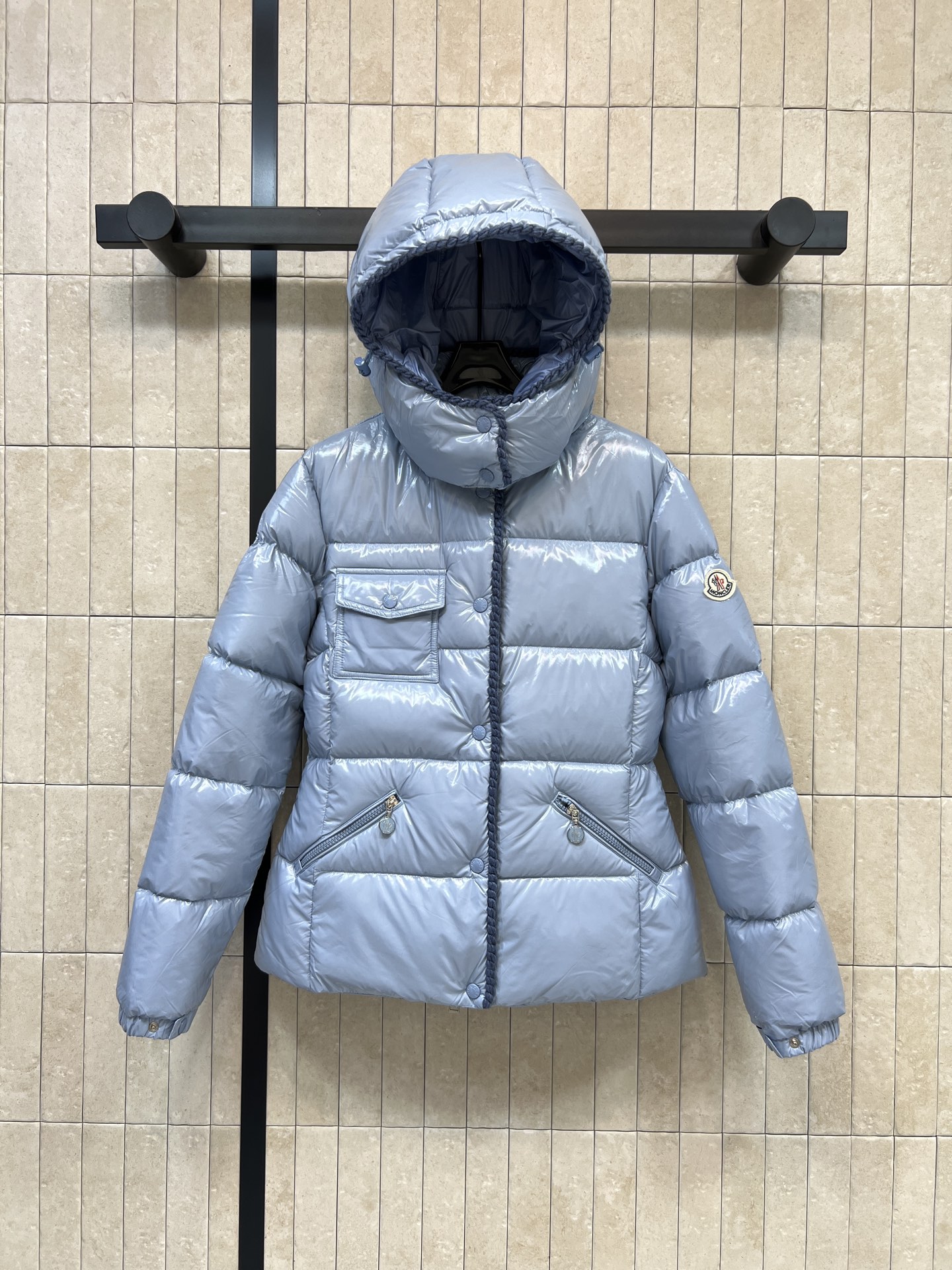 MO家 26秋冬新款 连帽亮面羽绒外套 亮面质感面料 自带光泽感 90白鹅绒蓬松填充 保暖不臃肿 帽子可拆卸 一衣两穿 