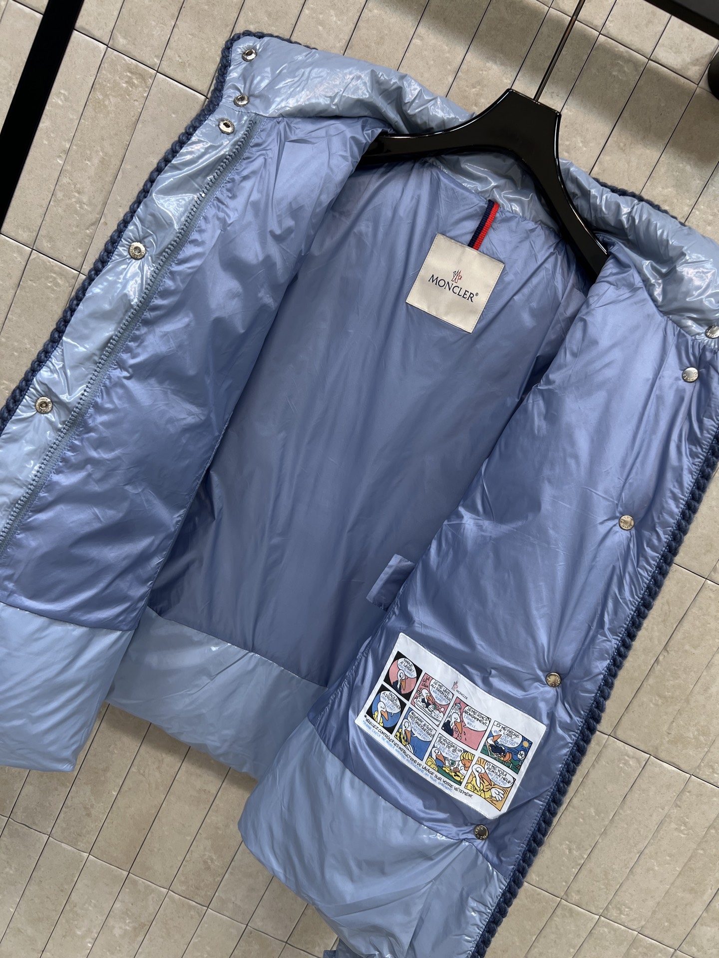 MO家 26秋冬新款 连帽亮面羽绒外套 亮面质感面料 自带光泽感 90白鹅绒蓬松填充 保暖不臃肿 帽子可拆卸 一衣两穿 