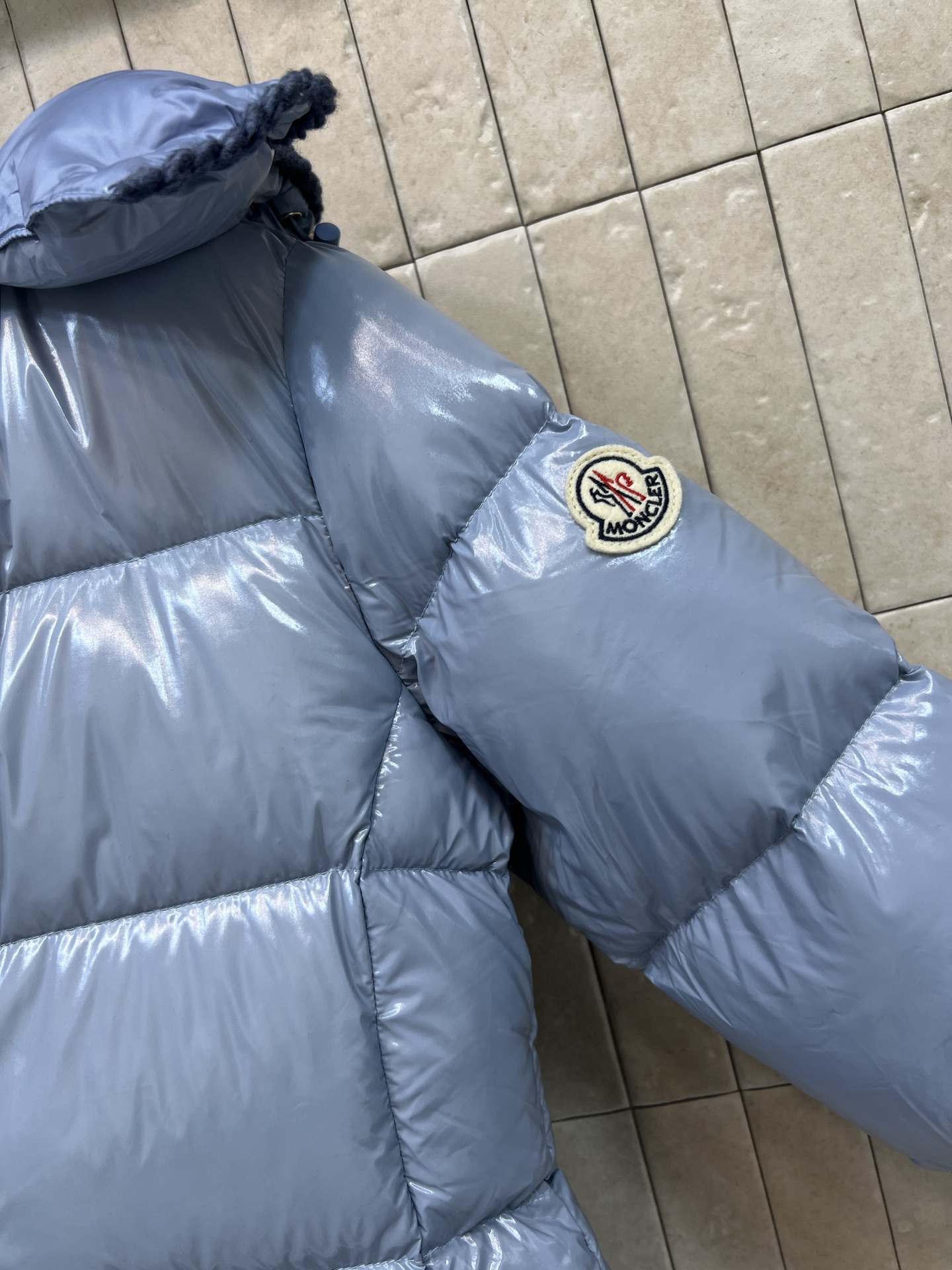 MO家 26秋冬新款 连帽亮面羽绒外套 亮面质感面料 自带光泽感 90白鹅绒蓬松填充 保暖不臃肿 帽子可拆卸 一衣两穿 