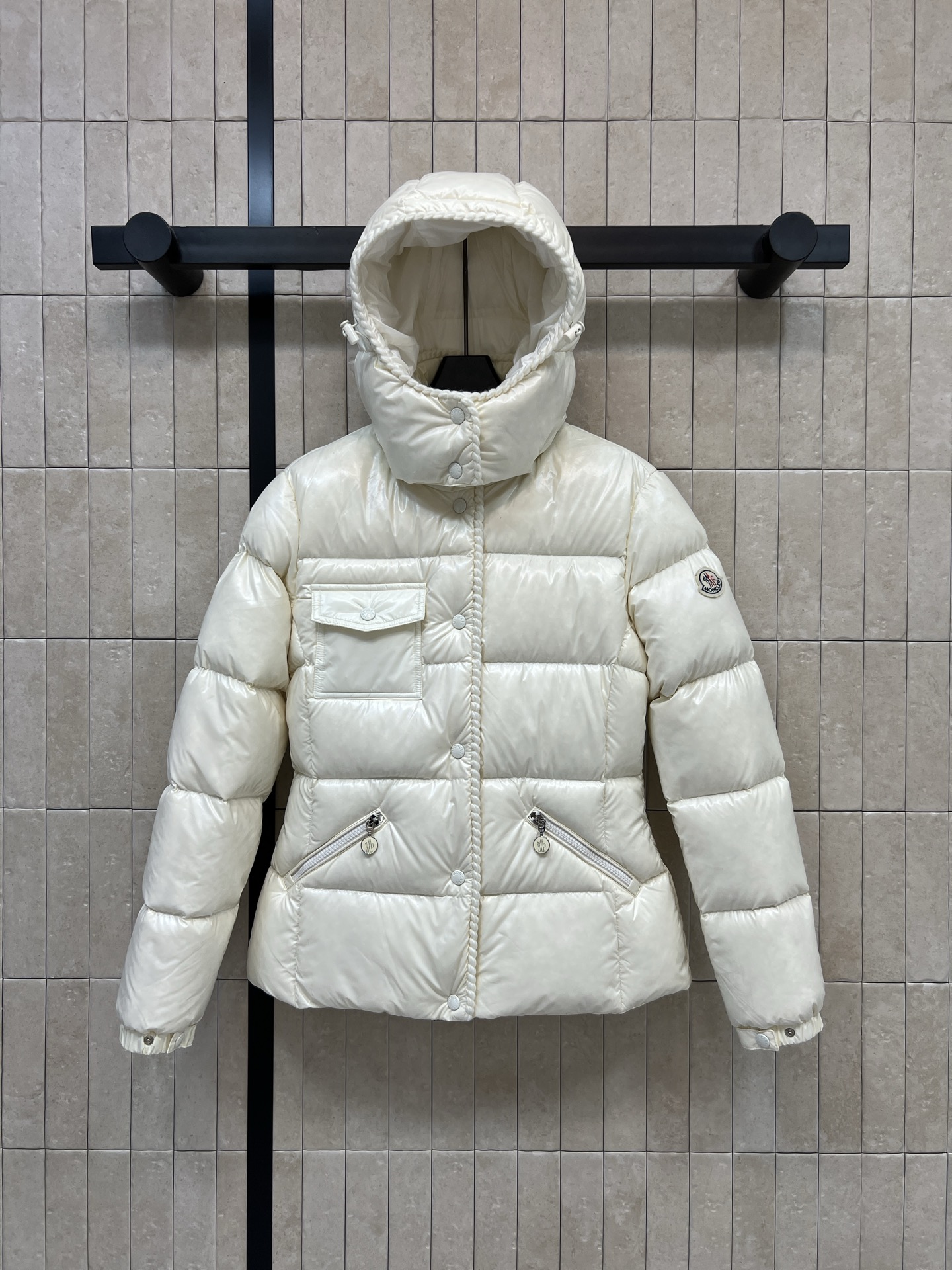 MO家 26秋冬新款 连帽亮面羽绒外套 亮面质感面料 自带光泽感 90白鹅绒蓬松填充 保暖不臃肿 帽子可拆卸 一衣两穿 