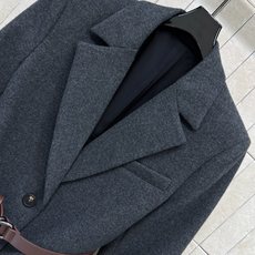 BC家 26秋冬新款 腰带羊毛西服 高级感灰调西装 含65羊毛 利落大翻领修饰颈部线条 单排扣设计兼顾简约与质感 自带复 BC家 26秋冬新款 腰带羊毛西服 高级感灰调西装 含65羊毛 利落大翻领修饰颈部线条 单排扣设计兼顾简约与质感 自带复