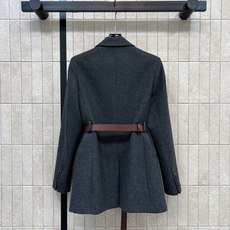 BC家 26秋冬新款 腰带羊毛西服 高级感灰调西装 含65羊毛 利落大翻领修饰颈部线条 单排扣设计兼顾简约与质感 自带复 BC家 26秋冬新款 腰带羊毛西服 高级感灰调西装 含65羊毛 利落大翻领修饰颈部线条 单排扣设计兼顾简约与质感 自带复