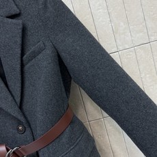 BC家 26秋冬新款 腰带羊毛西服 高级感灰调西装 含65羊毛 利落大翻领修饰颈部线条 单排扣设计兼顾简约与质感 自带复 BC家 26秋冬新款 腰带羊毛西服 高级感灰调西装 含65羊毛 利落大翻领修饰颈部线条 单排扣设计兼顾简约与质感 自带复