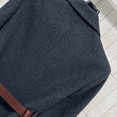BC家 26秋冬新款 腰带羊毛西服 高级感灰调西装 含65羊毛 利落大翻领修饰颈部线条 单排扣设计兼顾简约与质感 自带复 BC家 26秋冬新款 腰带羊毛西服 高级感灰调西装 含65羊毛 利落大翻领修饰颈部线条 单排扣设计兼顾简约与质感 自带复