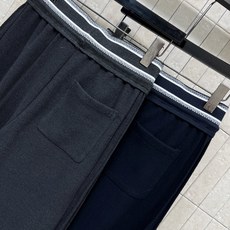 D家 26秋冬新款 毛呢高腰长裤 面料软糯厚实 保暖舒适 撞色字母腰头辨识度拉满 搭配抽绳设计 松紧随心调节 裤身log D家 26秋冬新款 毛呢高腰长裤 面料软糯厚实 保暖舒适 撞色字母腰头辨识度拉满 搭配抽绳设计 松紧随心调节 裤身log