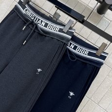 D家 26秋冬新款 毛呢高腰长裤 面料软糯厚实 保暖舒适 撞色字母腰头辨识度拉满 搭配抽绳设计 松紧随心调节 裤身log D家 26秋冬新款 毛呢高腰长裤 面料软糯厚实 保暖舒适 撞色字母腰头辨识度拉满 搭配抽绳设计 松紧随心调节 裤身log